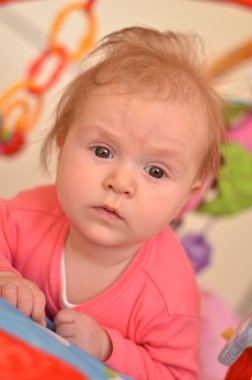 Bebeğin yüzünde deli ifade ile portresi