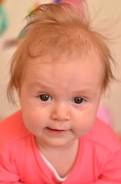 Retrato de bebé con expresión loca en su cara —  Fotos de Stock