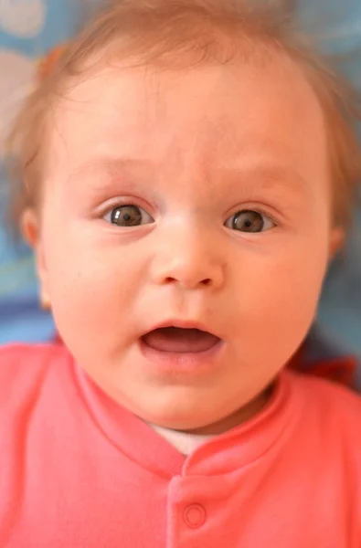 Retrato de bebé con expresión loca en su cara — Foto de Stock