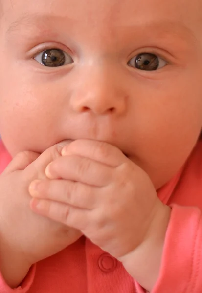 Retrato de bebê com expressão louca em seu rosto — Fotografia de Stock