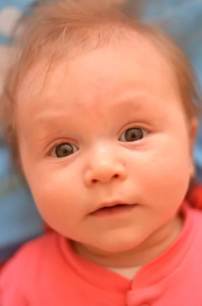 Portrait de bébé avec une expression folle sur son visage — Photo