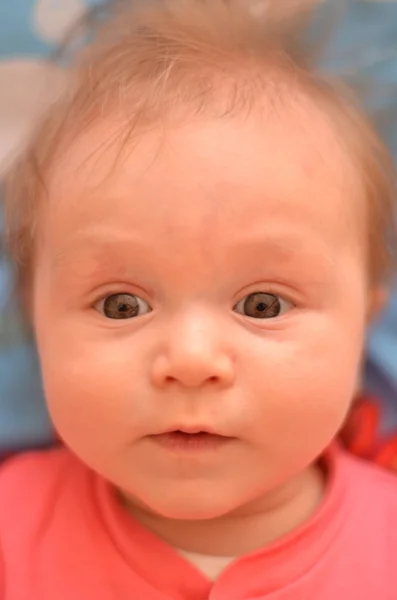 Retrato de bebê com expressão louca em seu rosto — Fotografia de Stock