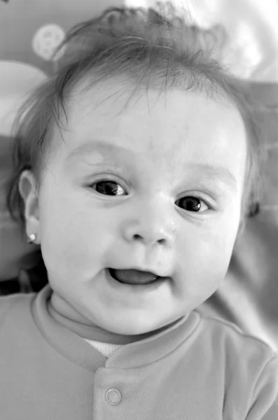 그의 얼굴에 미친 표정으로 아기의 초상화 — 스톡 사진
