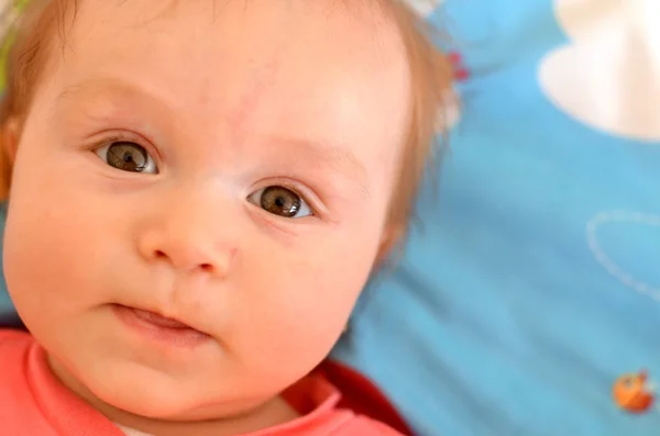 Πορτρέτο του μωρού με τρελό έκφραση στο πρόσωπό του — Φωτογραφία Αρχείου