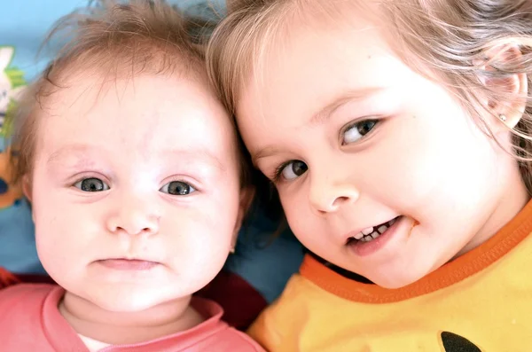Dos hermosos bebés. — Foto de Stock