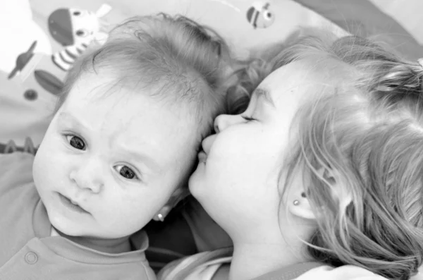 두 아름 다운 아기 — 스톡 사진