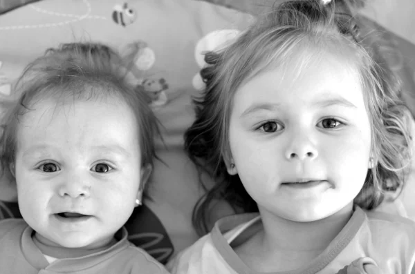 Два прекрасных ребенка — стоковое фото