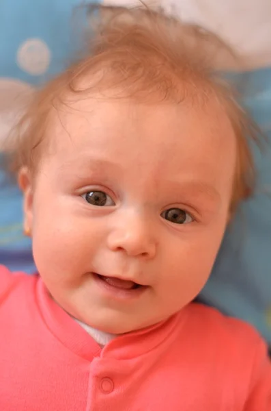 Retrato de bebê com expressão louca em seu rosto Imagem De Stock