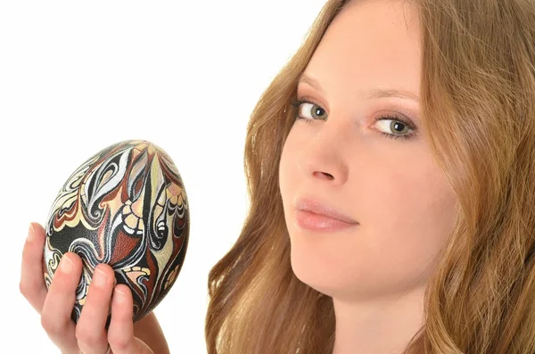 Женщина с пасхальными яйцами — стоковое фото
