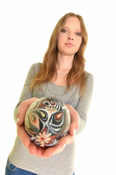 Женщина с пасхальными яйцами — стоковое фото