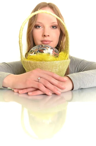 Paskalya yumurtalı kadın — Stok fotoğraf