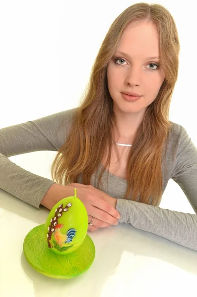 Портрет сексуальной модели, держащей корзину с пасхальными яйцами — стоковое фото