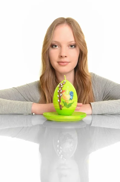 Portrét sexy módní model hospodářství košík s velikonoční vajíčka — Stock fotografie