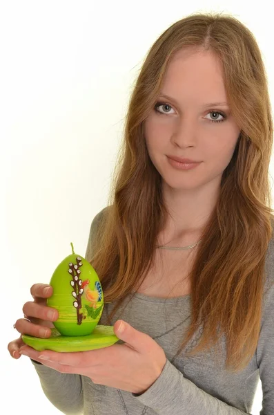 Портрет сексуальной модели, держащей корзину с пасхальными яйцами — стоковое фото