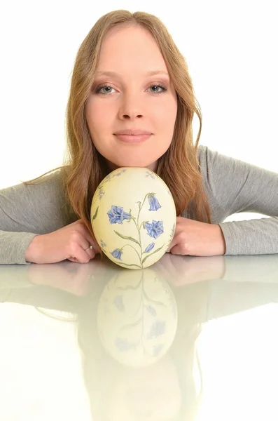 Seksi manken Paskalya yumurtaları holding portresi — Stok fotoğraf