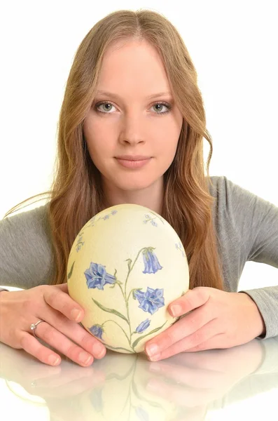 부활절 달걀을 들고 섹시 패션 모델의 초상화 — 스톡 사진