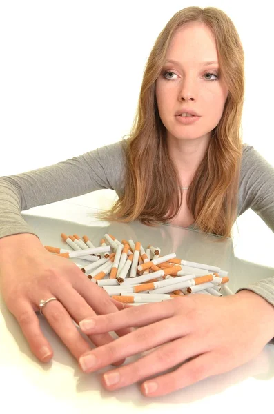 タバコを持つ少女 — ストック写真