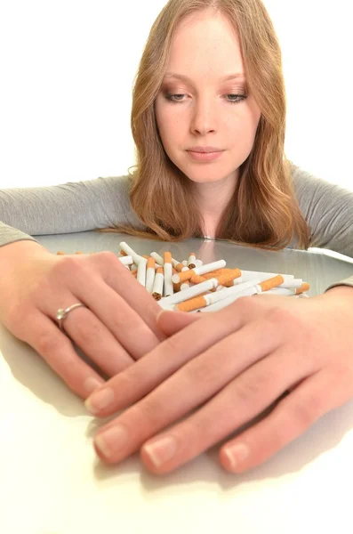 Flicka med cigarett — Stockfoto