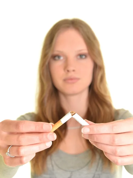 Mujer joven rompe un cigarrillo — Foto de Stock