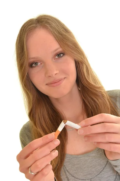 Jonge vrouw breekt een sigaret — Stockfoto
