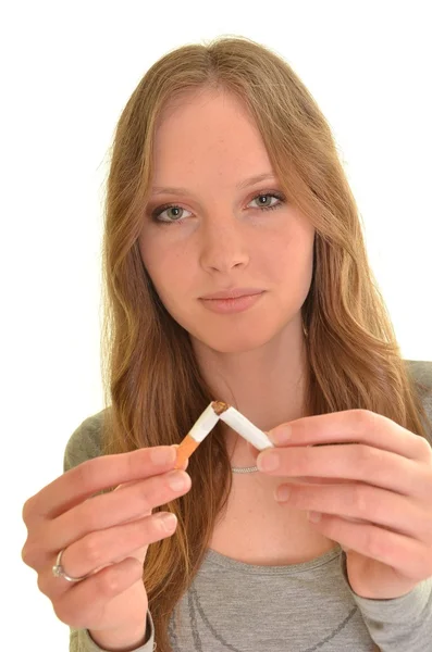 Jeune femme casse une cigarette — Photo
