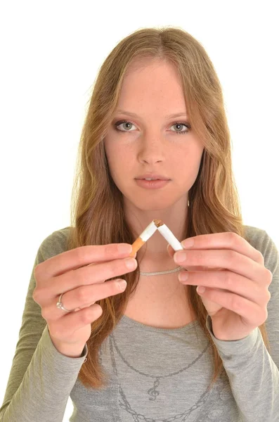 Jeune femme casse une cigarette — Photo