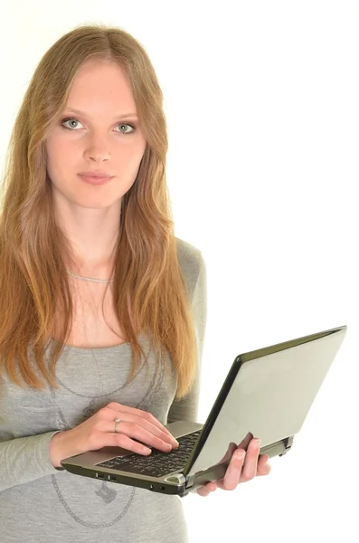 Vrouw met laptop in handen geïsoleerd op wit — Stockfoto