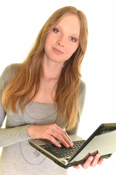 Femme avec ordinateur portable dans les mains isolées sur blanc — Photo