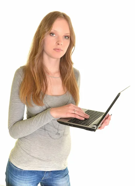 Žena s laptopem v rukou izolovaných na bílém — Stock fotografie