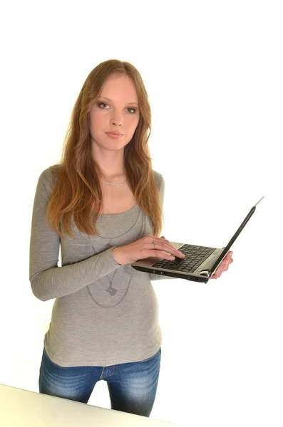 Mulher com laptop em mãos isoladas em branco — Fotografia de Stock
