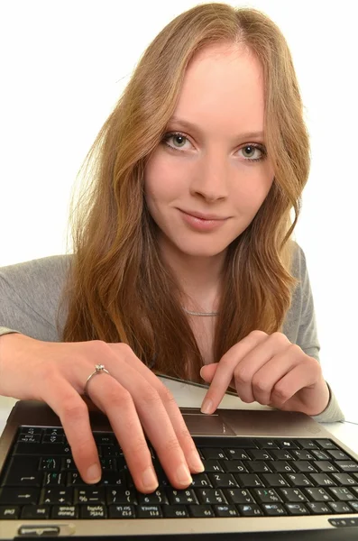 Femme avec ordinateur portable dans les mains isolées sur blanc — Photo