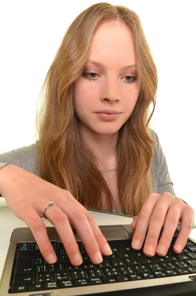 白で隔離される手のラップトップを持つ女性 — ストック写真