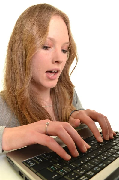 Frau mit Laptop in den Händen isoliert auf weiß — Stockfoto