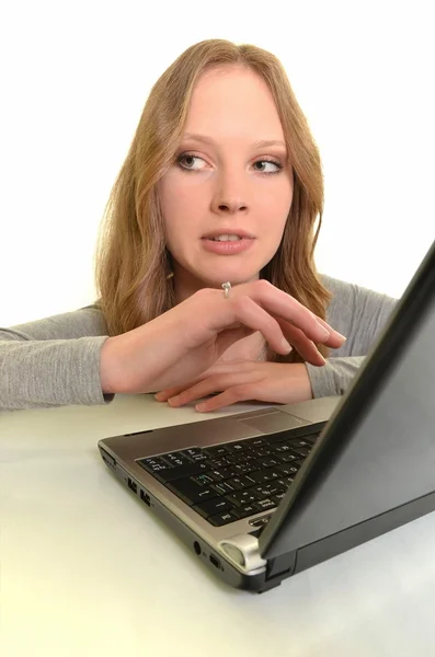 Laptop üzerinde beyaz izole elinde olan kadın — Stok fotoğraf