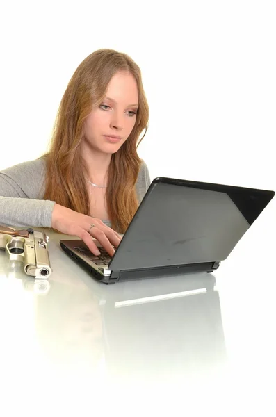 Kvinna med laptop i händerna isolerad på vit — Stockfoto
