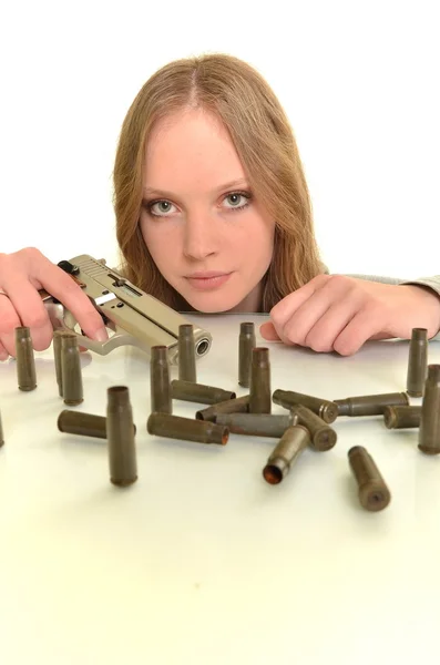 Kvinna med pistol isolerad på vitt — Stockfoto