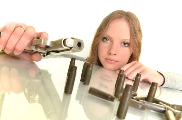 Vrouw met pistool geïsoleerd op wit — Stockfoto