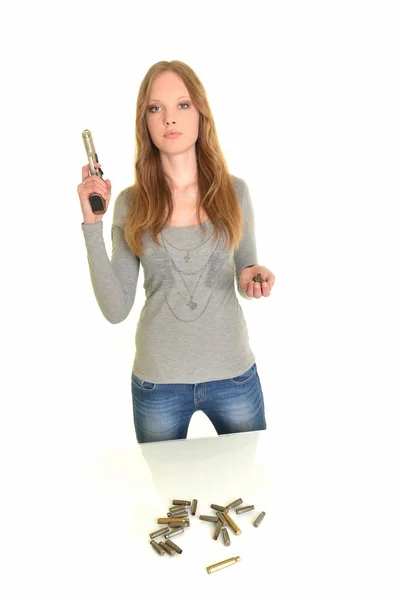 Kobieta z bronią odizolowana na białym — Zdjęcie stockowe