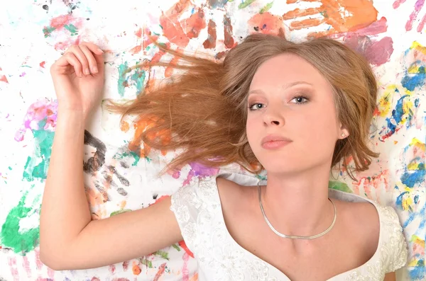 Teen flicka vackra glada njuter isolerad på vit bakgrund — Stockfoto