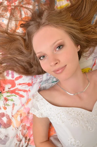 Tiener meisje mooie vrolijke genieten van geïsoleerd op witte achtergrond — Stockfoto