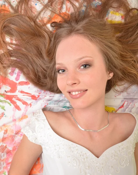 Dziewczyna piękny wesoły korzystających na białym tle na białym tle — Zdjęcie stockowe