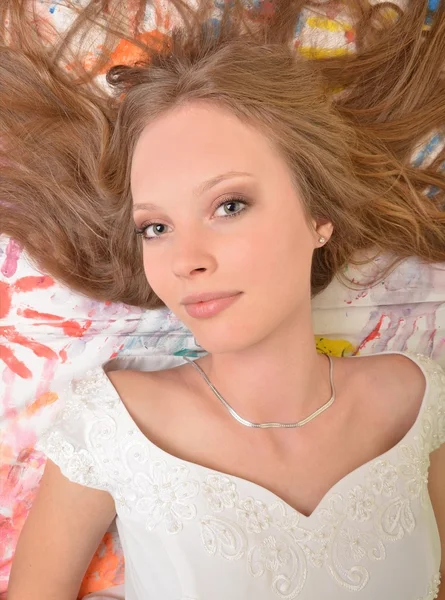 Tiener meisje mooie vrolijke genieten van geïsoleerd op witte achtergrond — Stockfoto
