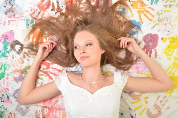 Дівчина-підліток красива весела насолоджується ізольовано на білому тлі — стокове фото