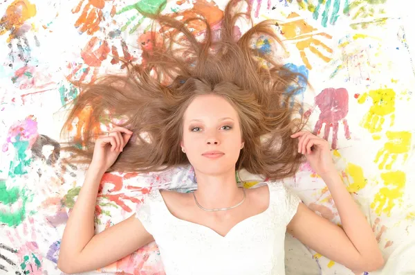 Adolescente chica hermosa alegre disfrutando aislado sobre fondo blanco — Foto de Stock
