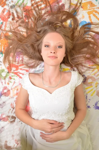 Adolescente menina bonita alegre desfrutando isolado no fundo branco — Fotografia de Stock