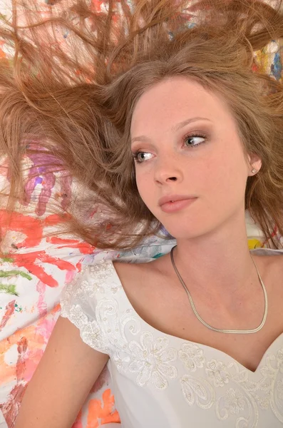 Genç kız güzel neşeli zevk izole beyaz zemin üzerine — Stok fotoğraf
