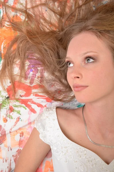 Teen ragazza bella allegra godendo isolato su sfondo bianco — Foto Stock