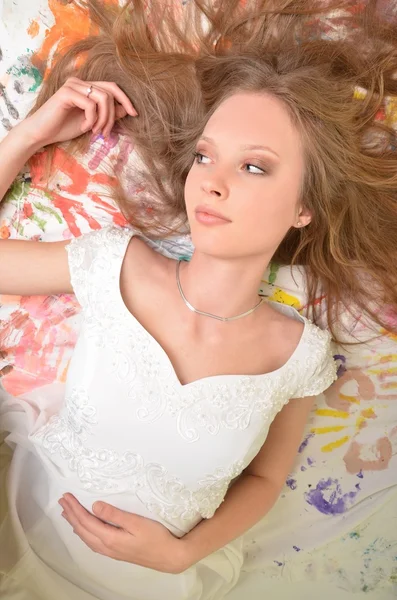 Adolescente belle gaie jouissant isolé sur fond blanc — Photo
