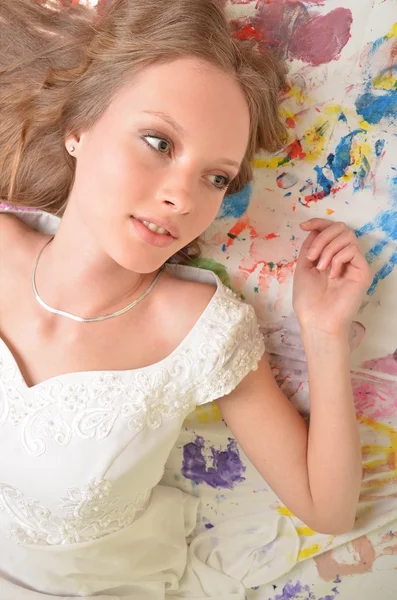 Девочка-подросток красивая веселая наслаждаясь изолированы на белом фоне — стоковое фото