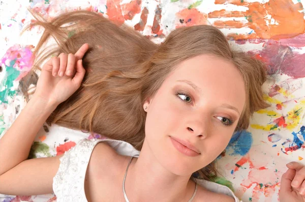 Dospívající dívka krásná veselá těší izolovaných na bílém pozadí — Stock fotografie